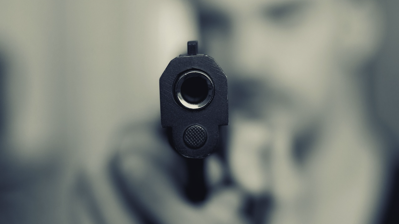 Арест за мъж, душил и заплашвал с пистолет продавачка в София