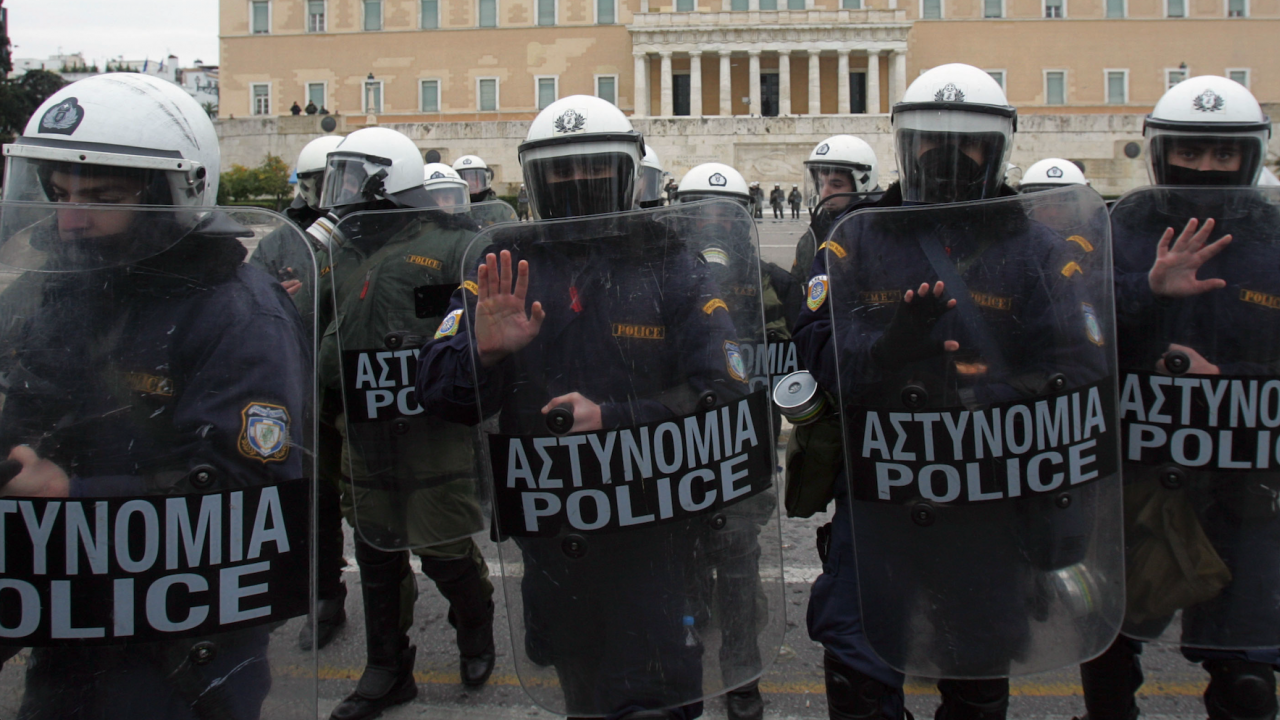 Ромски бунтове в Гърция, след като полицай застреля непълнолетен шофьор без книжка