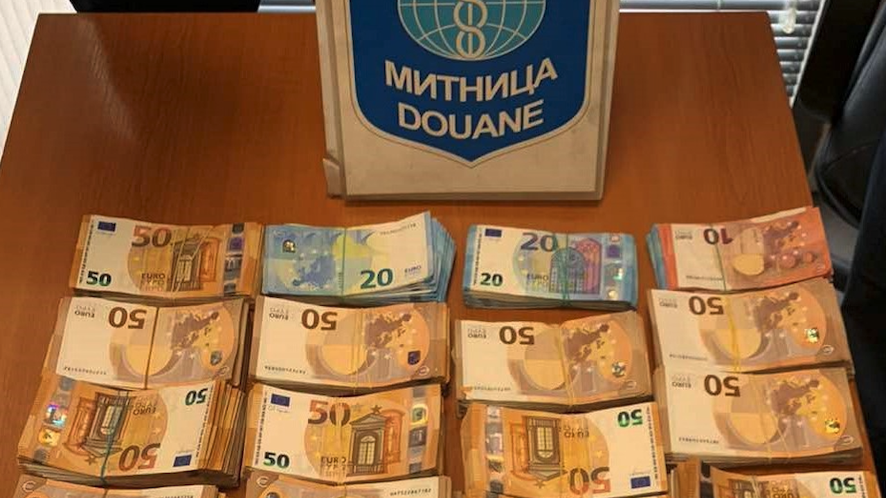 Митничари задържаха недекларирана валута при три случая