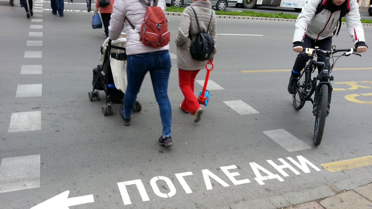 Блъснаха майка с малко дете на пешеходна пътека в Благоевград