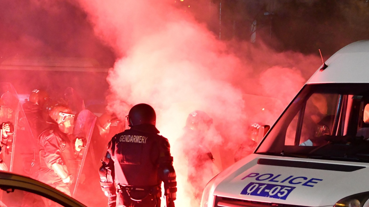 След погрома на футболните фенове: Какви са щетите в центъра на София?