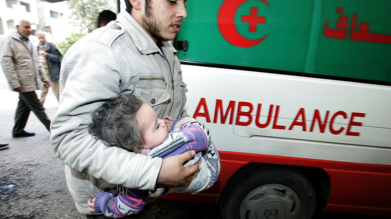 Стотици пациенти бяха евакуирани от болница "Аш Шифа" в Газа, но вътре вероятно има още хора