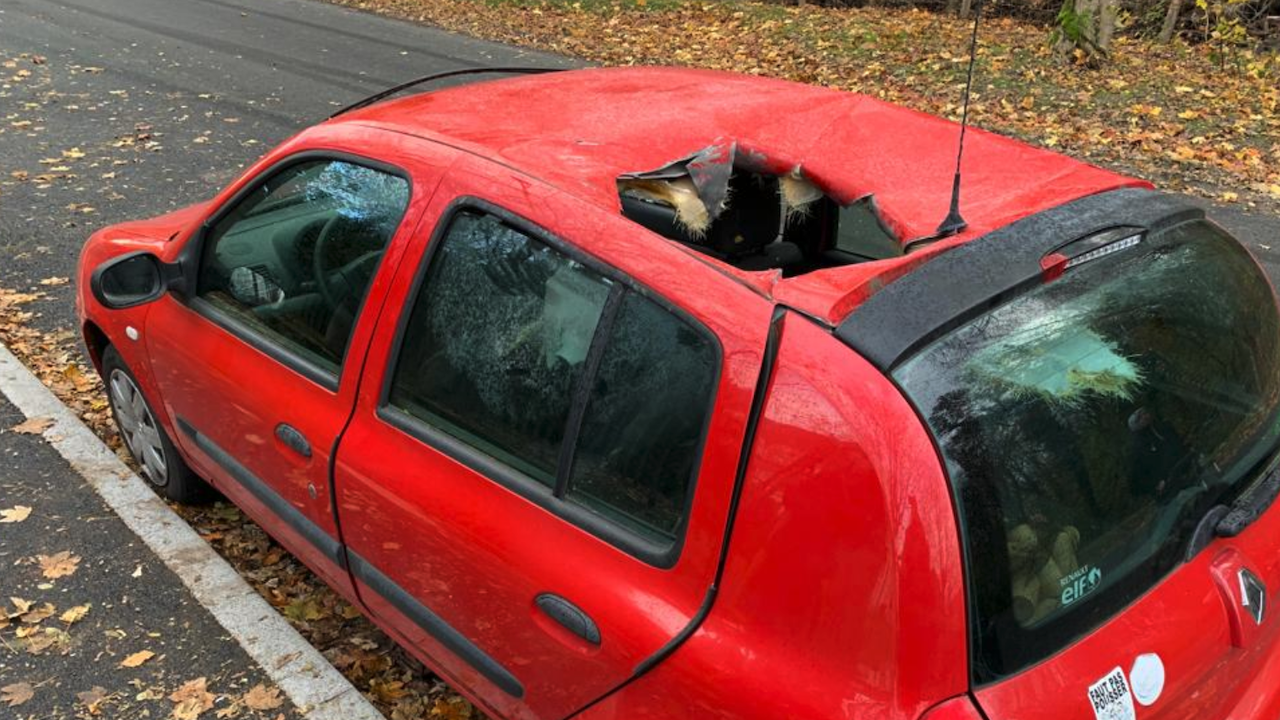 Метеорит проби покрива на паркиран автомобил