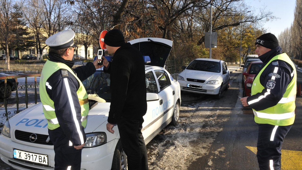 Шофьор пусна 1750 лева в багажника на патрулка в София, за да избегне проверка