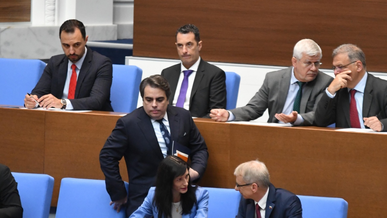 Изслушват Асен Василев в парламента за капиталовата програма на общините