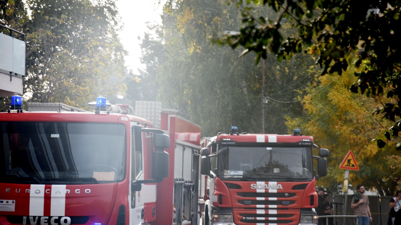 Пожарникари спасиха клошар, качен на горящ покрив