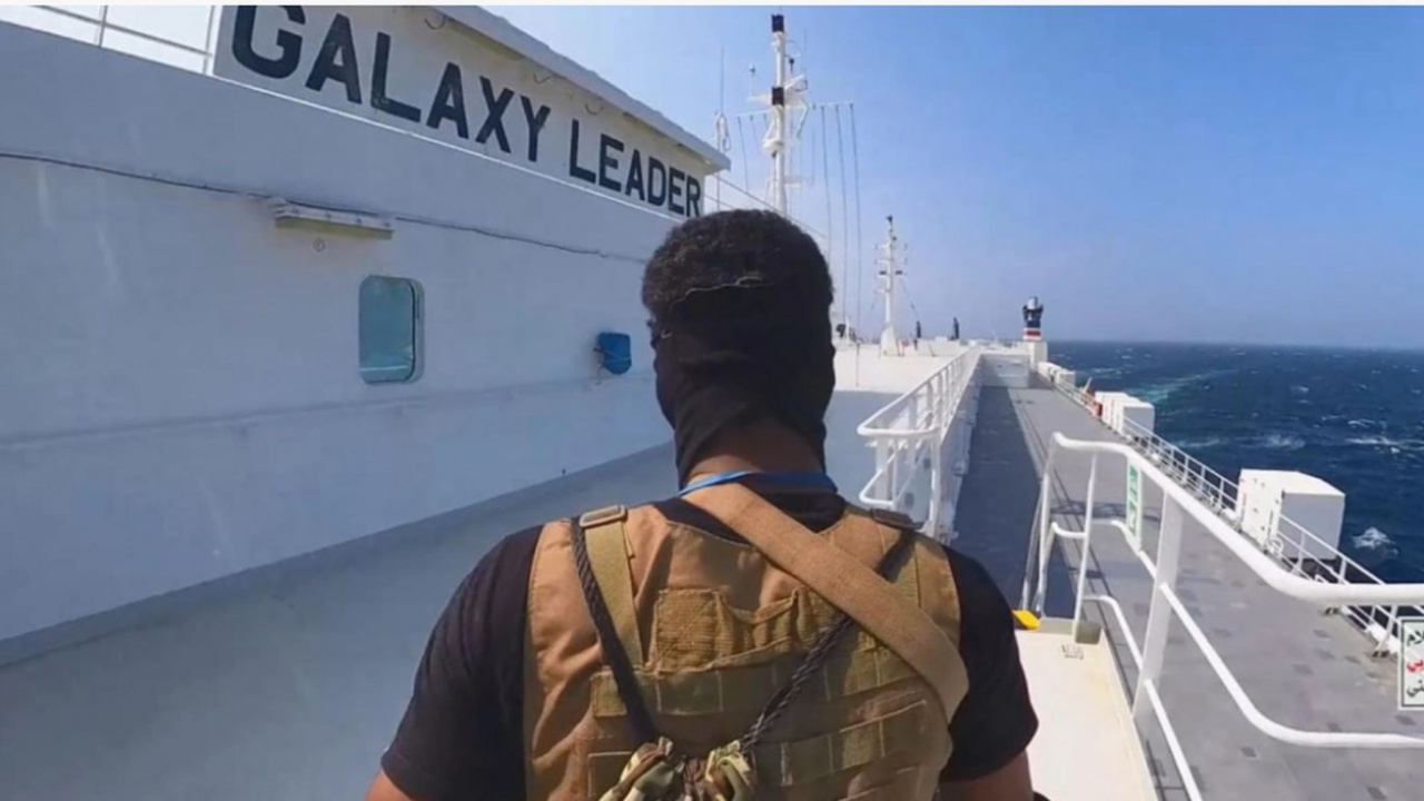 Четвърто денонощие няма контакт с кораба "Galaxy Leader" с двама българи на борда
