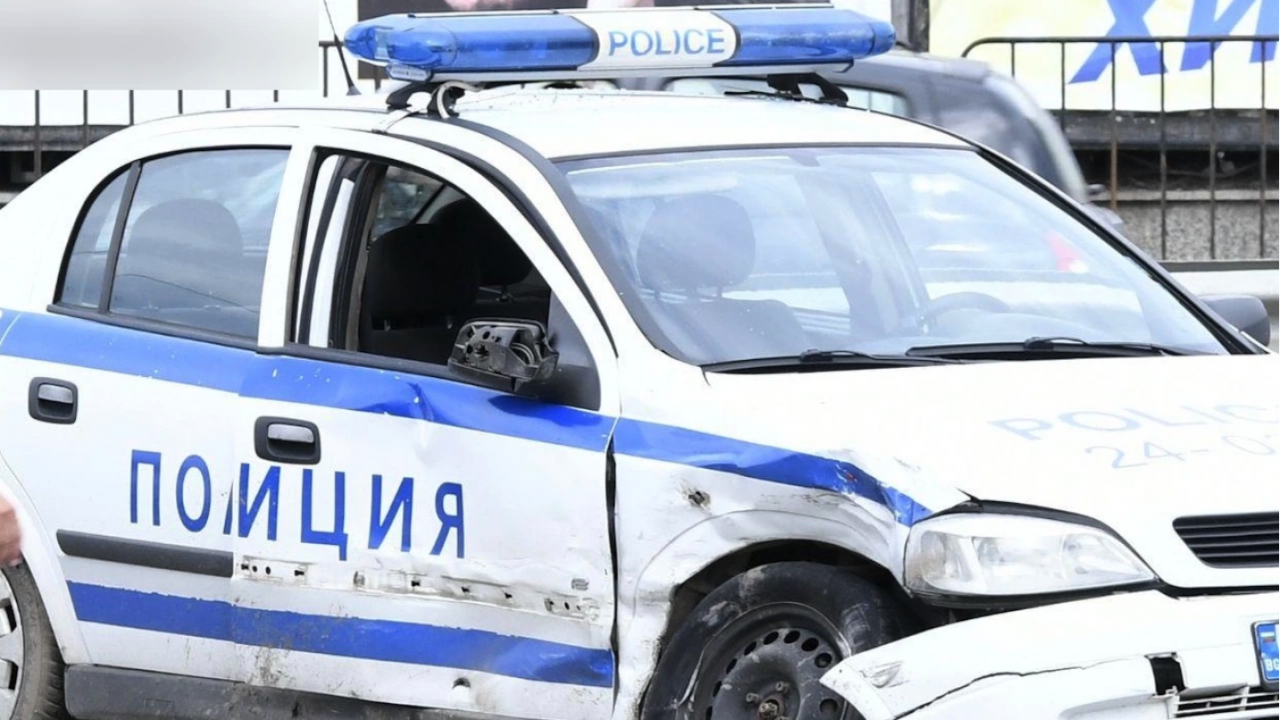 Млад шофьор мина на червено в Пловдив и се заби в патрулка