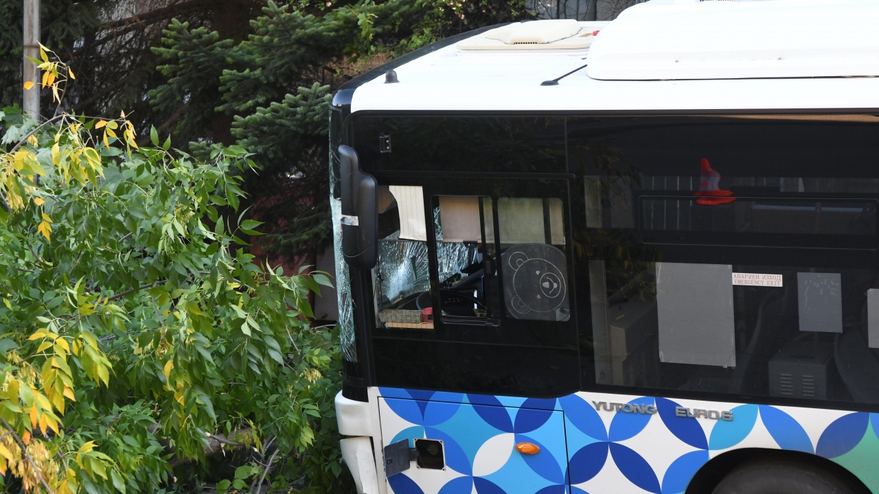 Кметът на Гостилица: Автобусът се е врязал в ограда на къща, децата са изплашени