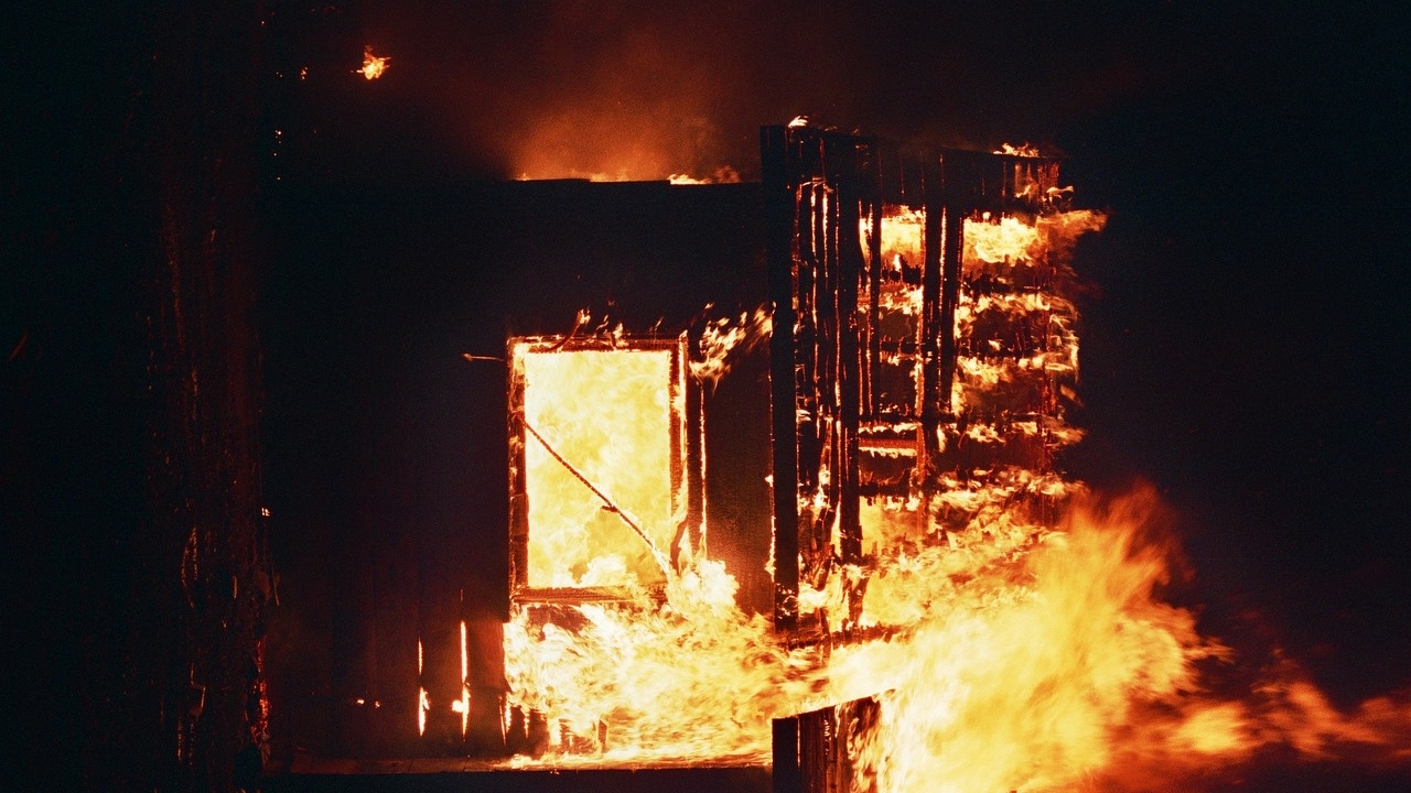 Кранист спаси мъж при пожар в многоетажна сграда в Англия