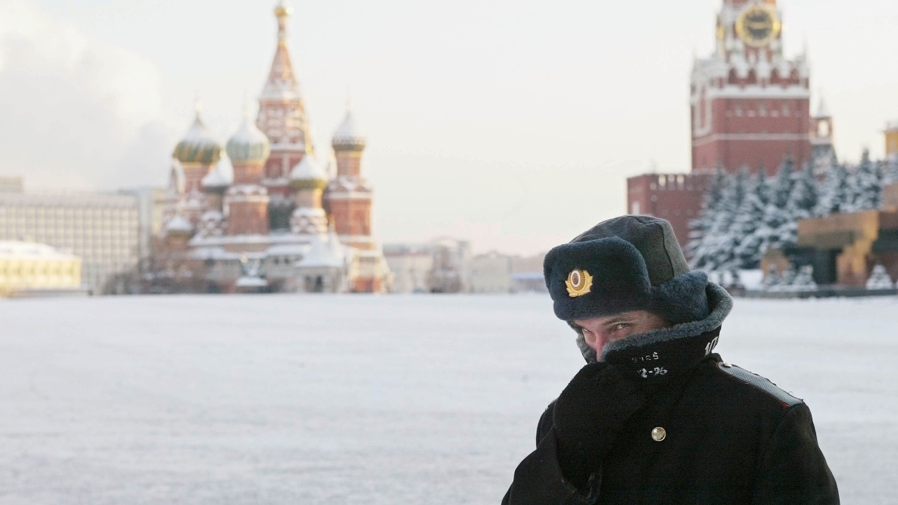 Снегът изненада московчани, властите изкараха тежката техника