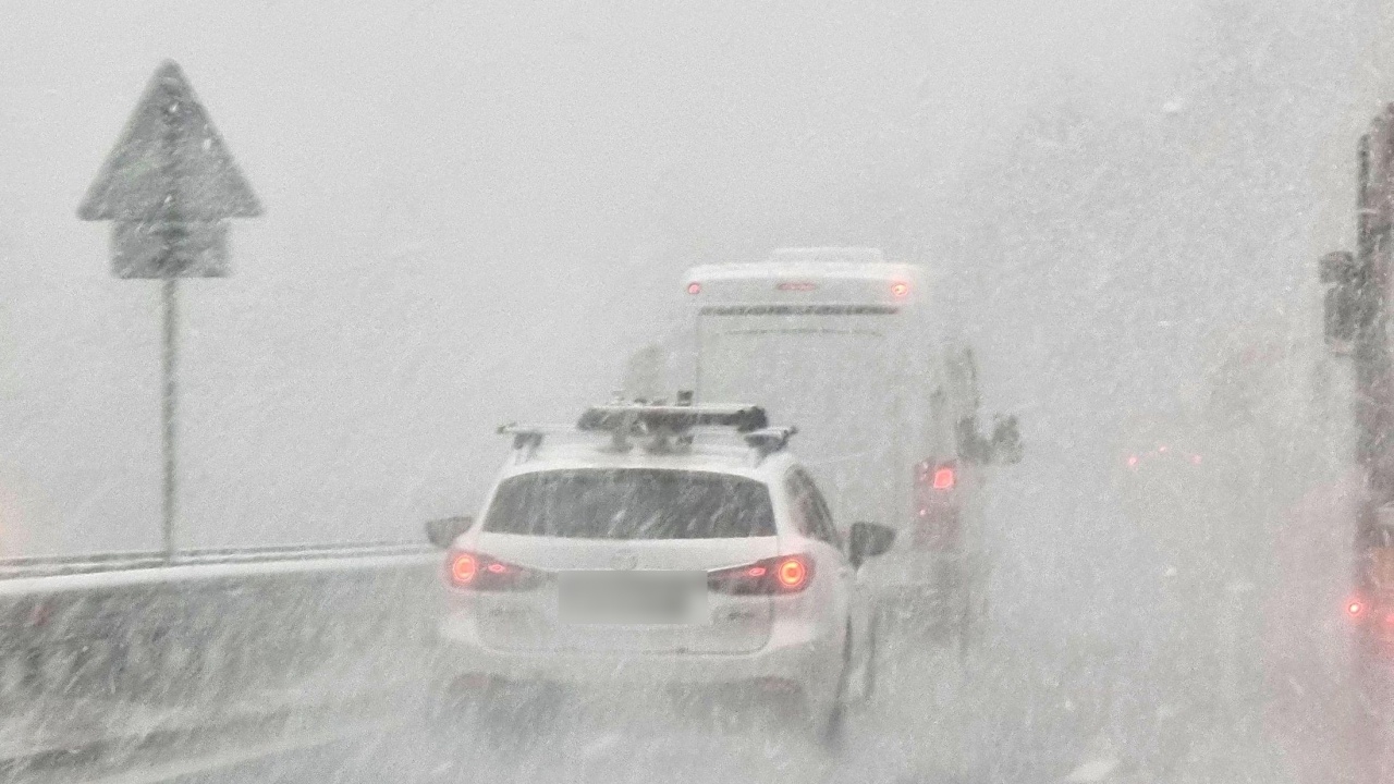 Силен снеговалеж, огромно задръстване и аварирали автомобили на "Петрохан"