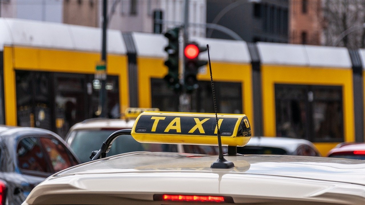 Осъден за корупция румънски кмет избяга в чужбина с такси и чужда лична карта
