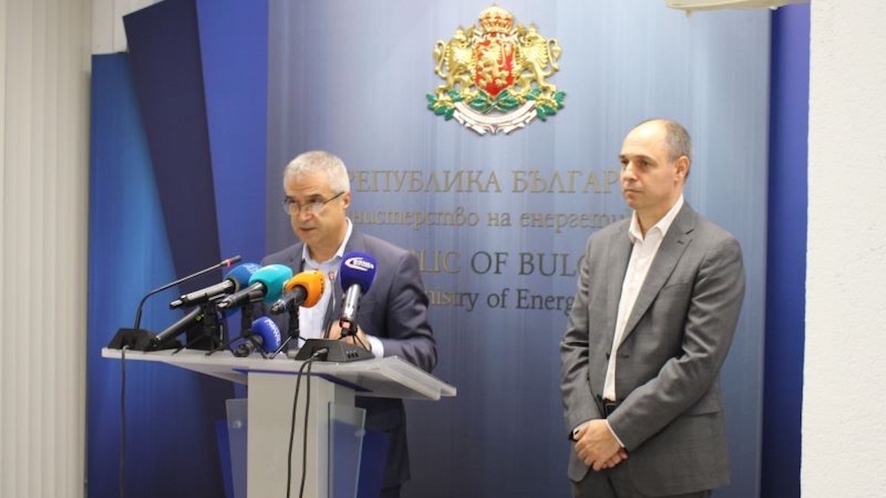 Министър Радев: Стотици хиляди абонати са без ток, ситуацията е сложна