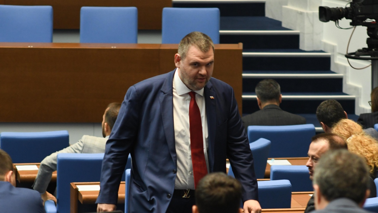 Политолог: Денков е формален премиер, истинският човек с нарастваща тежест е Пеевски