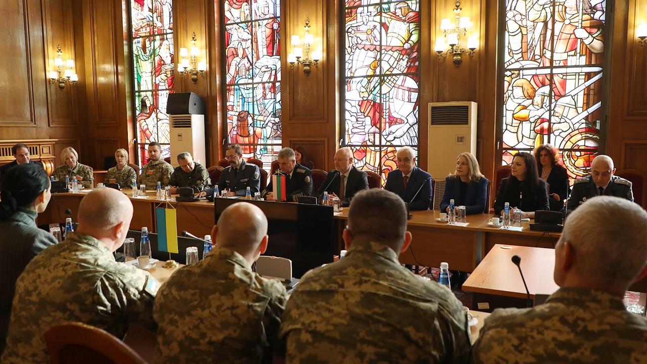 Министър Тагарев към украински военнослужещи: България подкрепя Формулата за мир на президента Зеленски