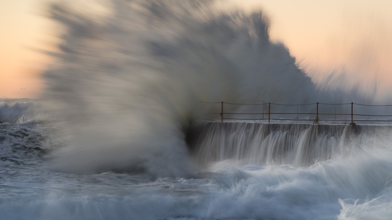 Лошото време в Гърция причини големи щети, чудовищни вълни заливат плажовете