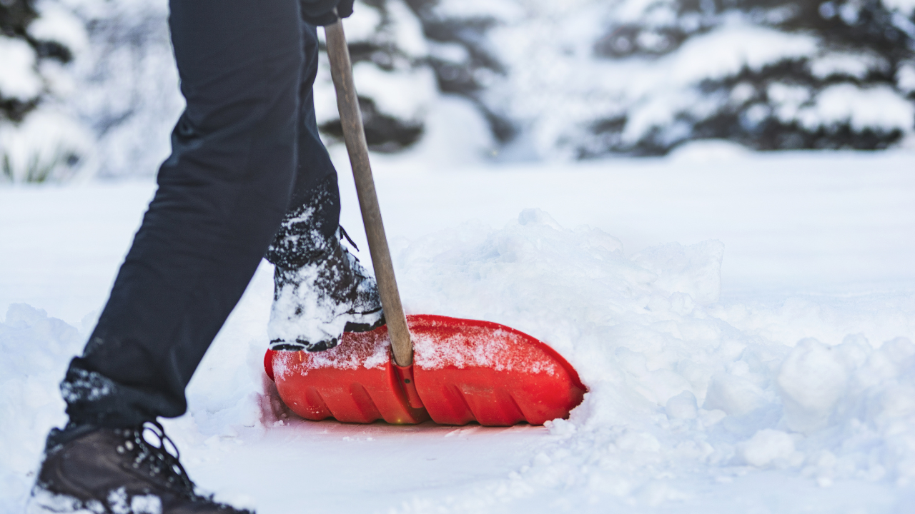 Семеен скандал за лопати за сняг доведе до болница