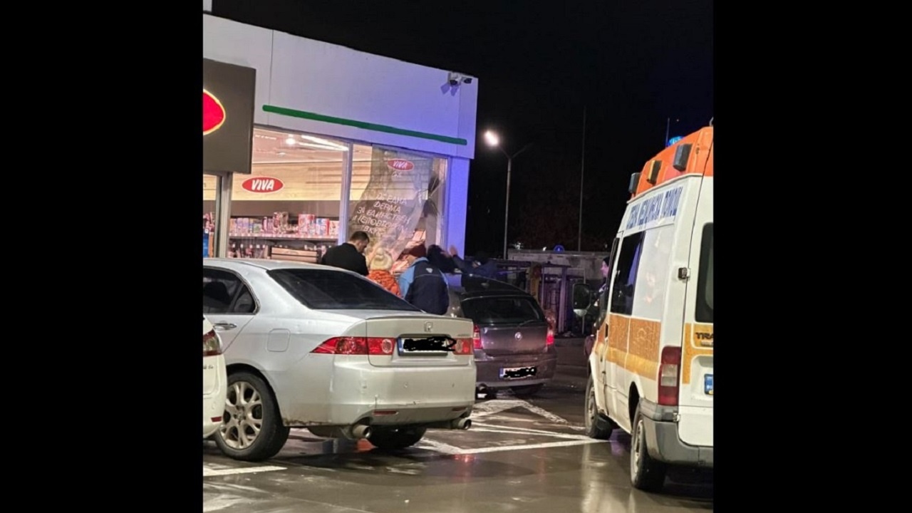 Шофьор се вряза с колата си в столична бензиностанция
