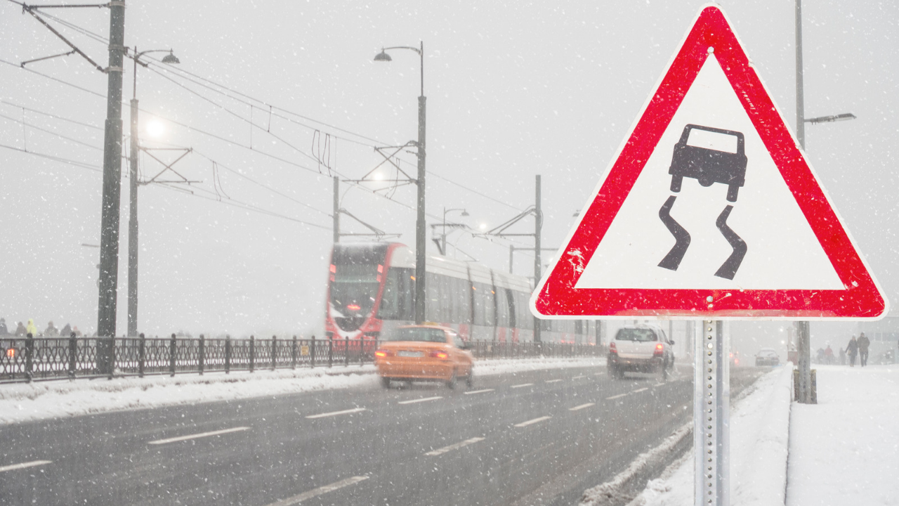 Какво трябва да знаем при шофиране при дъжд и сняг