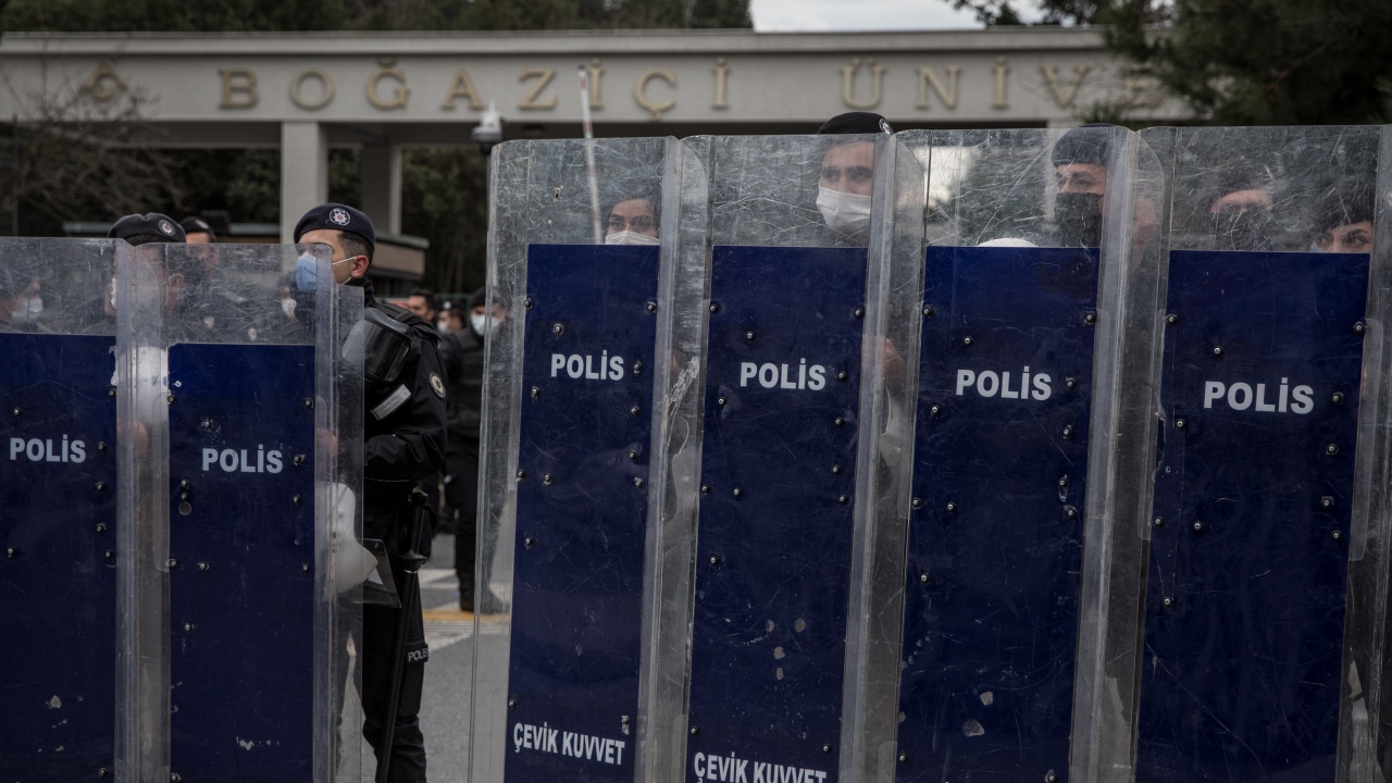 Полицейска операция в Истанбул срещу фалшификатори на паспорти и документи