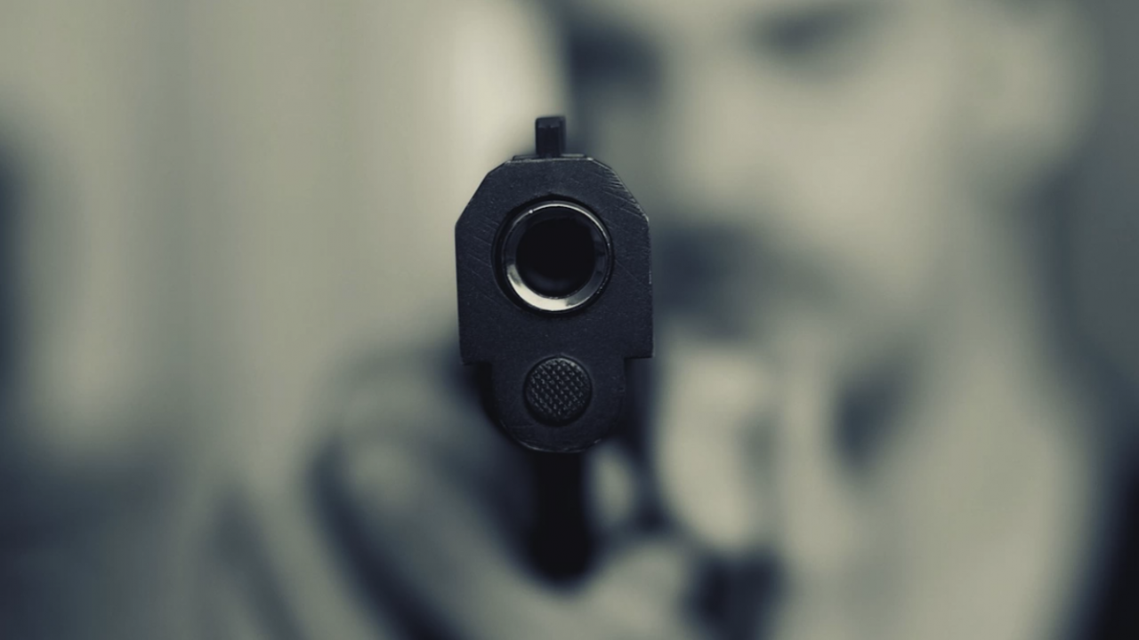 23-годишен заплаши с пистолет и ограби мъж на спирка на градския транспорт в София