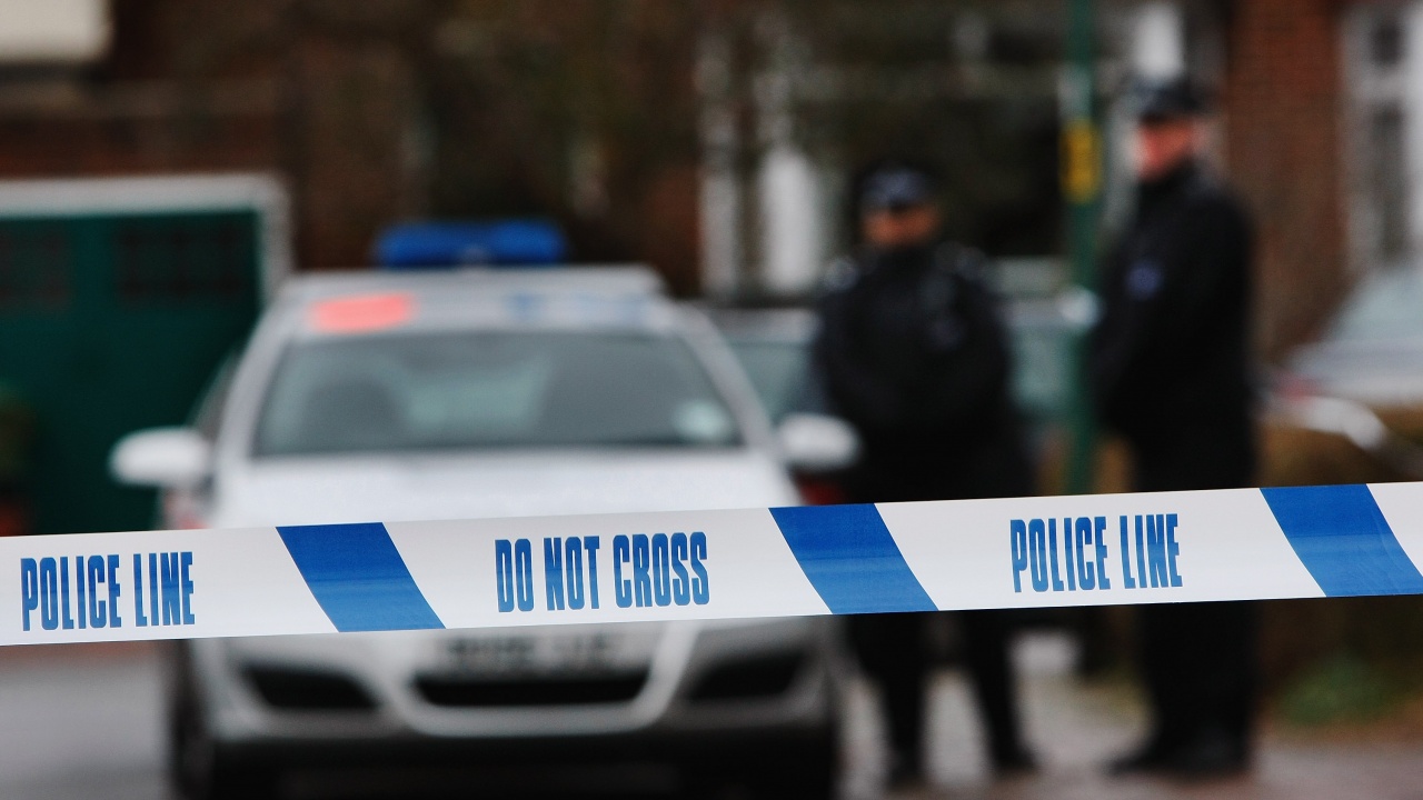 Стрелба в Източен Лондон, жена загина, други двама са ранени