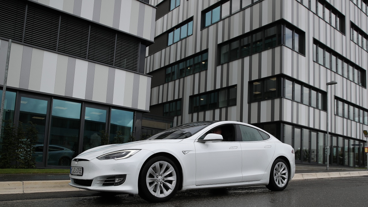 Шофьор навъртя почти 2 милиона километра с Tesla, сменя 13 мотора и 3 батерии