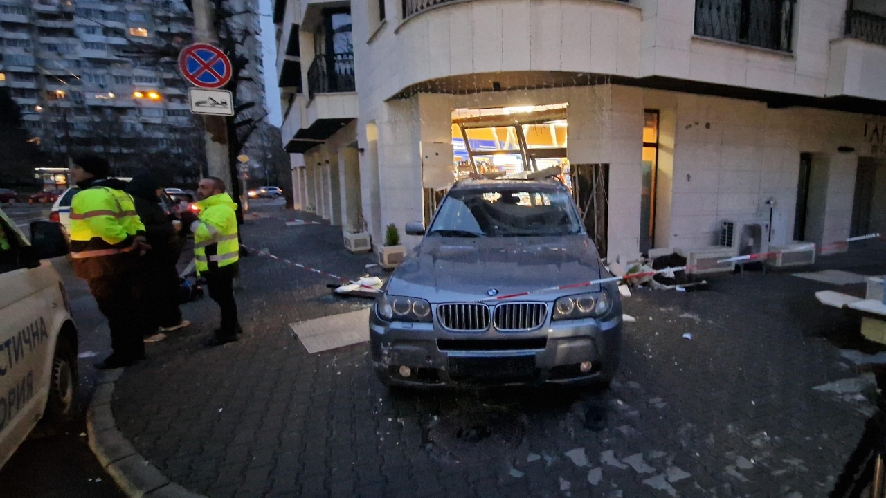 След като кола се вряза в магазин: Какво е състоянието на пострадалите?