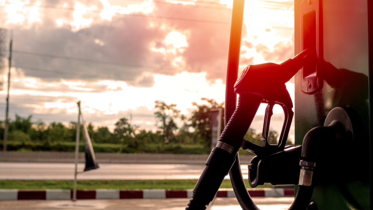 Цената на бензина вълнува хората, а не дерогацията