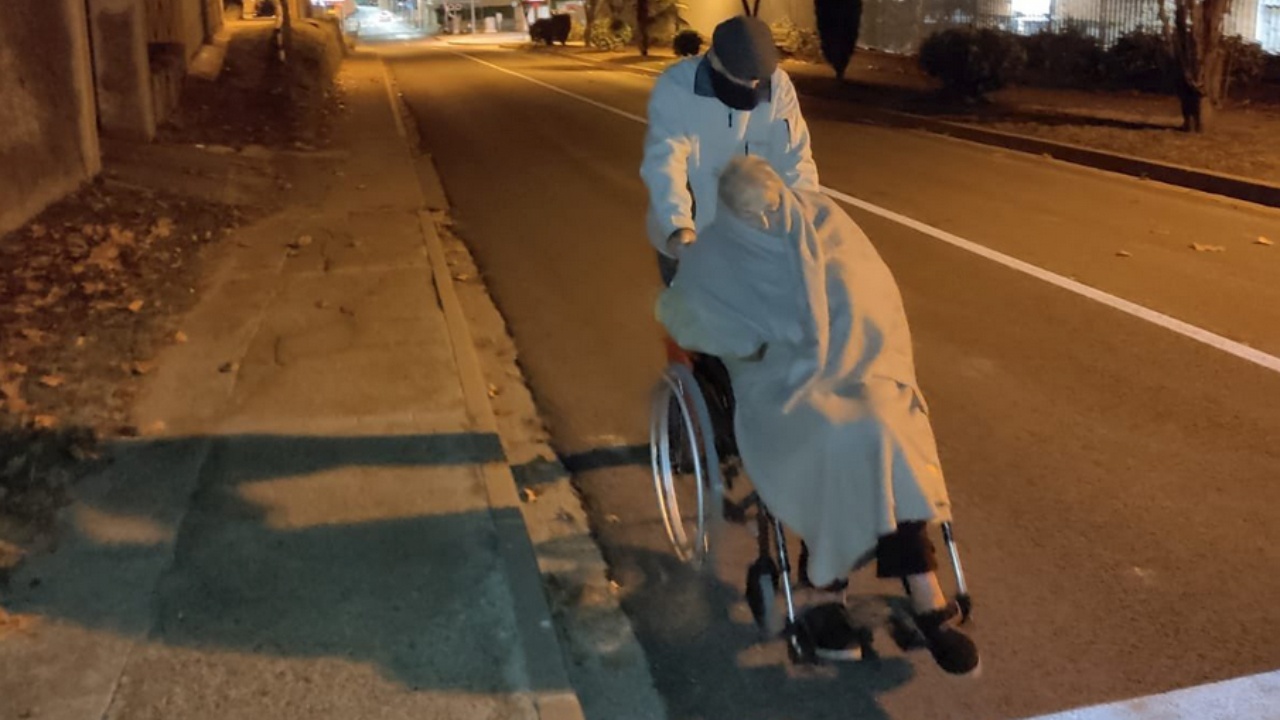 94-годишен дядо добута в инвалидна количка болната си съпруга до болницата – няма линейки