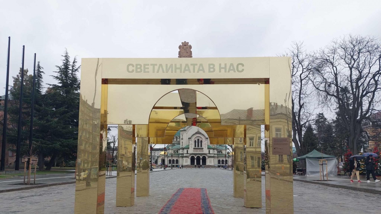 Златни арки с килимче пред "Св. Александър Невски" взривиха мрежите
