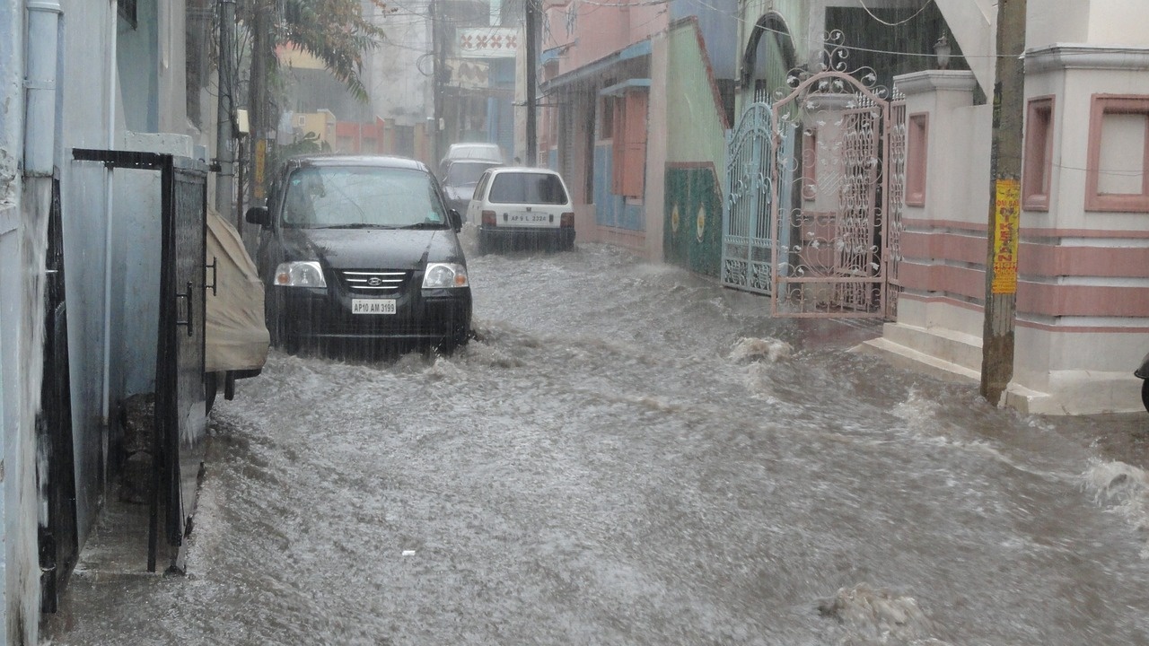 Отводняват наводнените подлези и жилища в Анталия