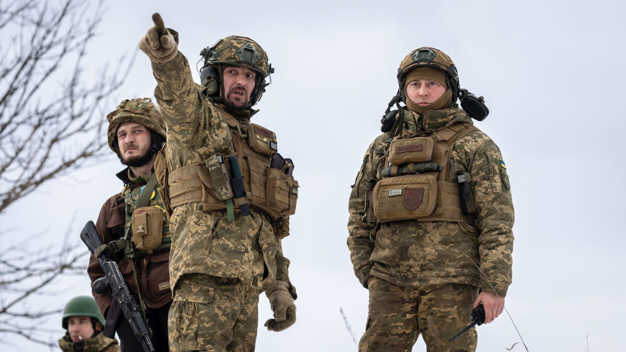Украински войници се подготвят в Полша за воденето на сурова зимна война срещу Русия