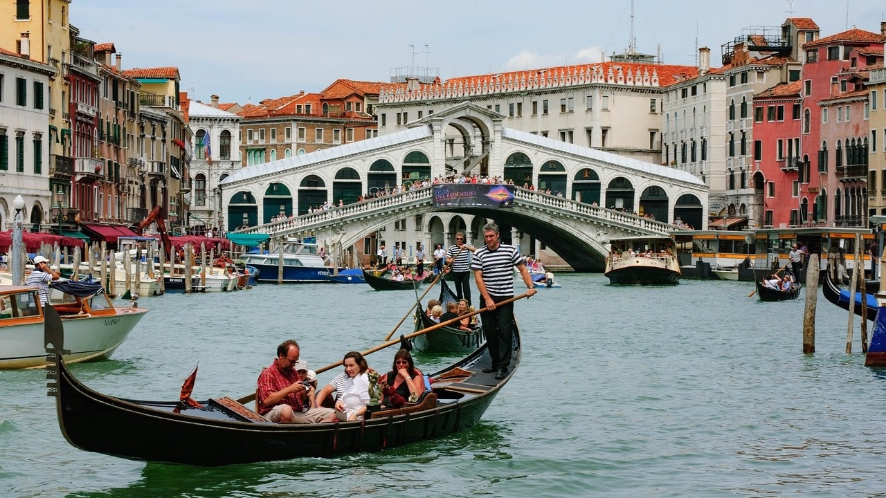 Туристи се обърнаха с гондола във Венеция, докато си правят селфи
