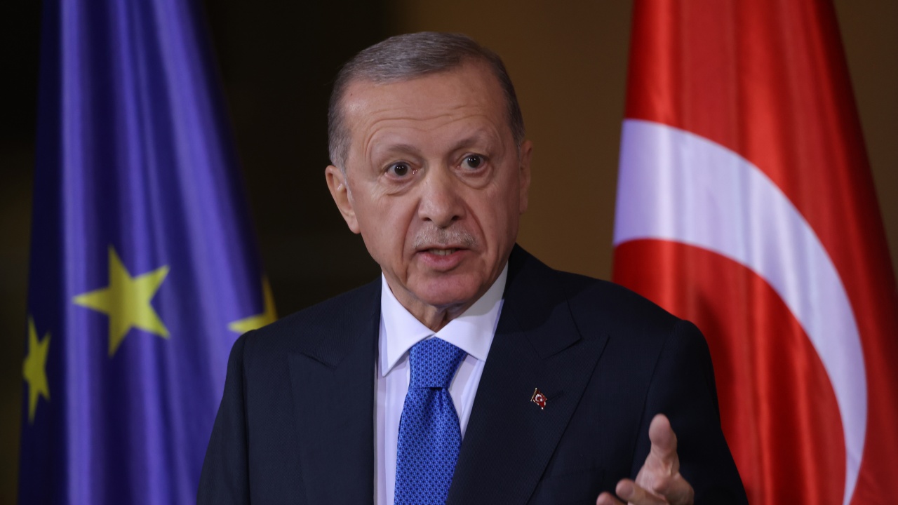 Ердоган упрекна Франция, че е предоставила бронирани машини на Армения