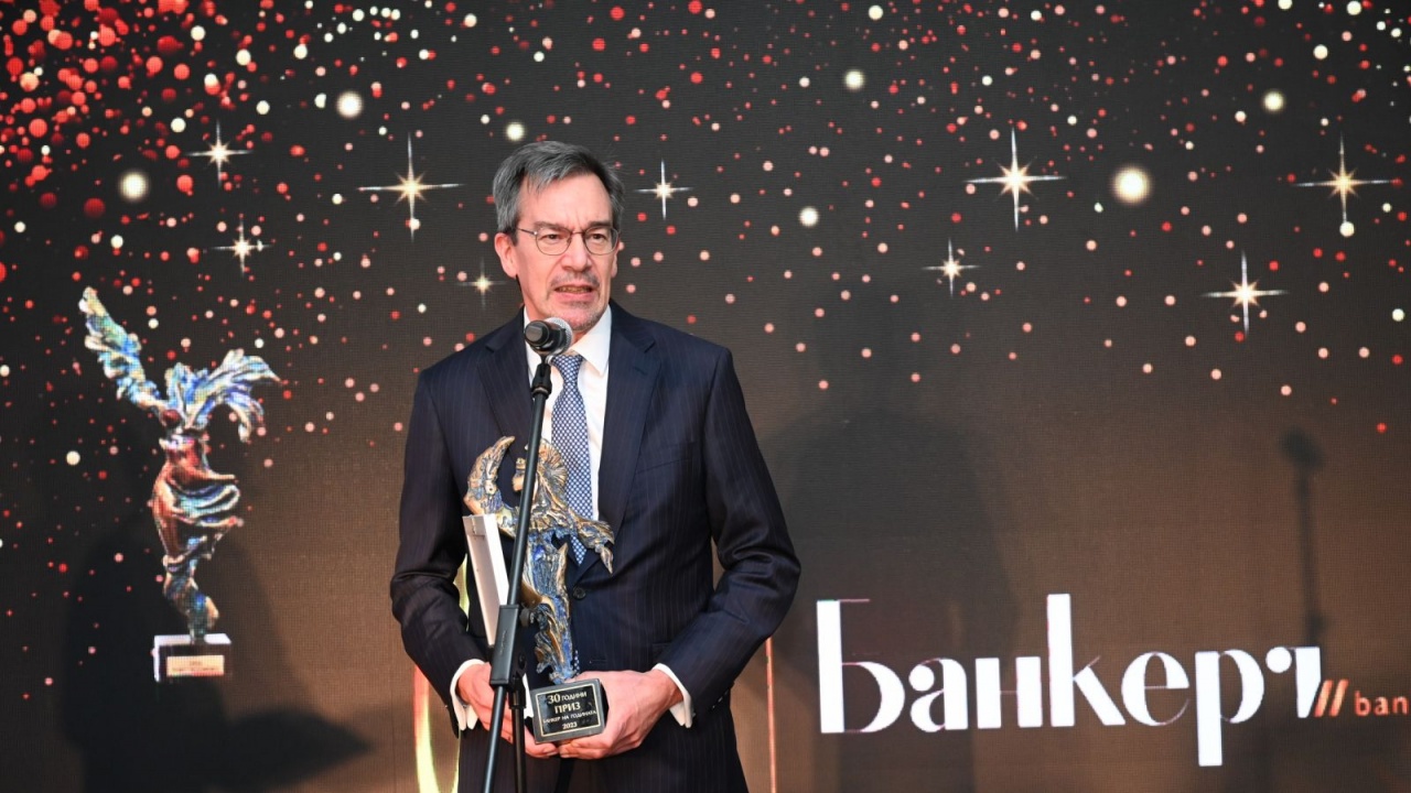 Питър Рубен бе удостоен с наградата „Банкер на годината“ 2023 за стабилен растеж на ОББ в период на консолидация