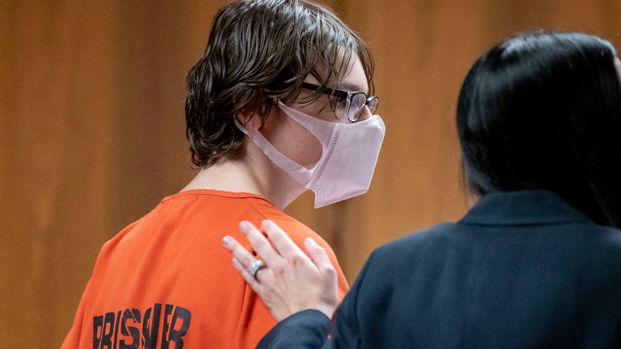 Тийнейджър бе осъден на доживотен затвор в САЩ за стрелба в гимназия през 2021 г.
