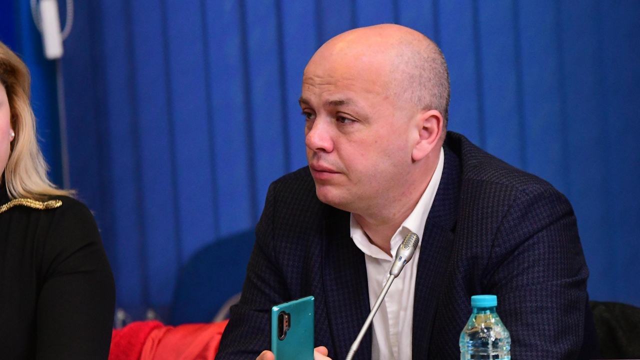 Александър Симов: Парламентът не е легитимен да боядиса сградата на НС, камо ли да се занимава с Конституцията