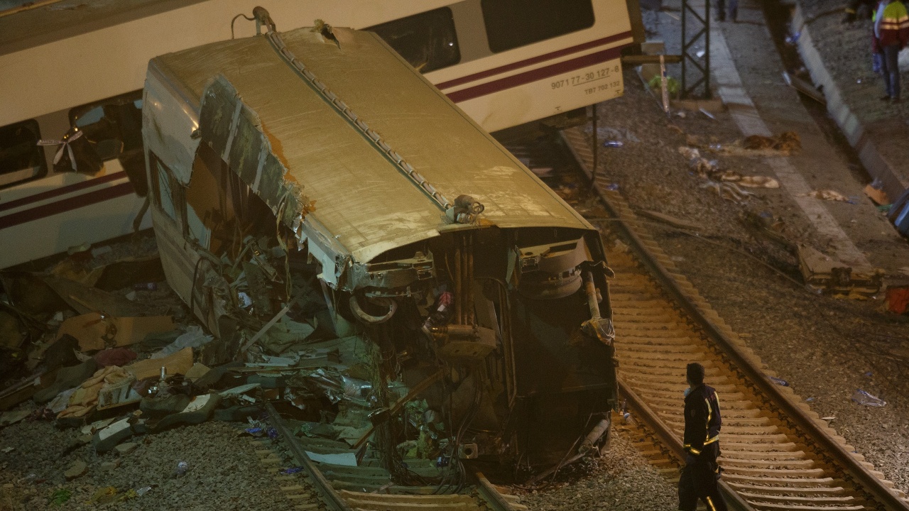 17 души пострадаха при влакова катастрофа в Италия