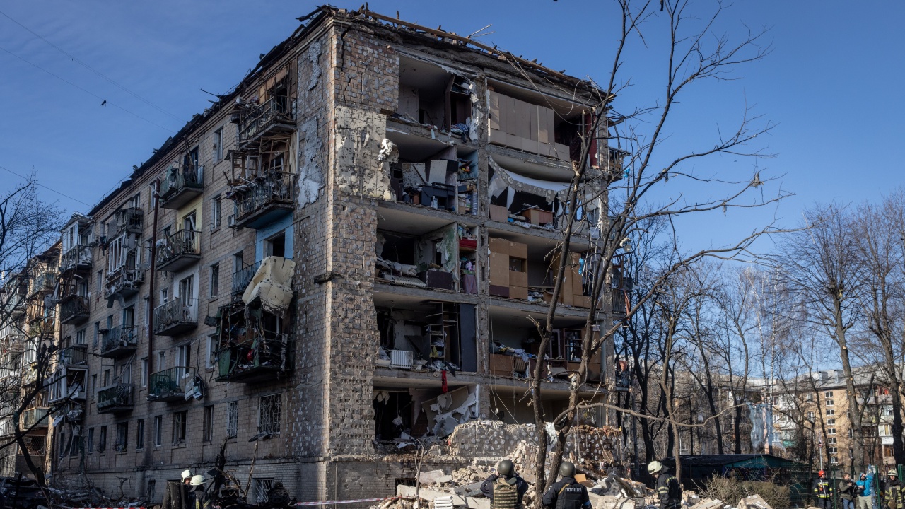 Най-малко двама души са ранени при руски въздушен удар срещу Киев