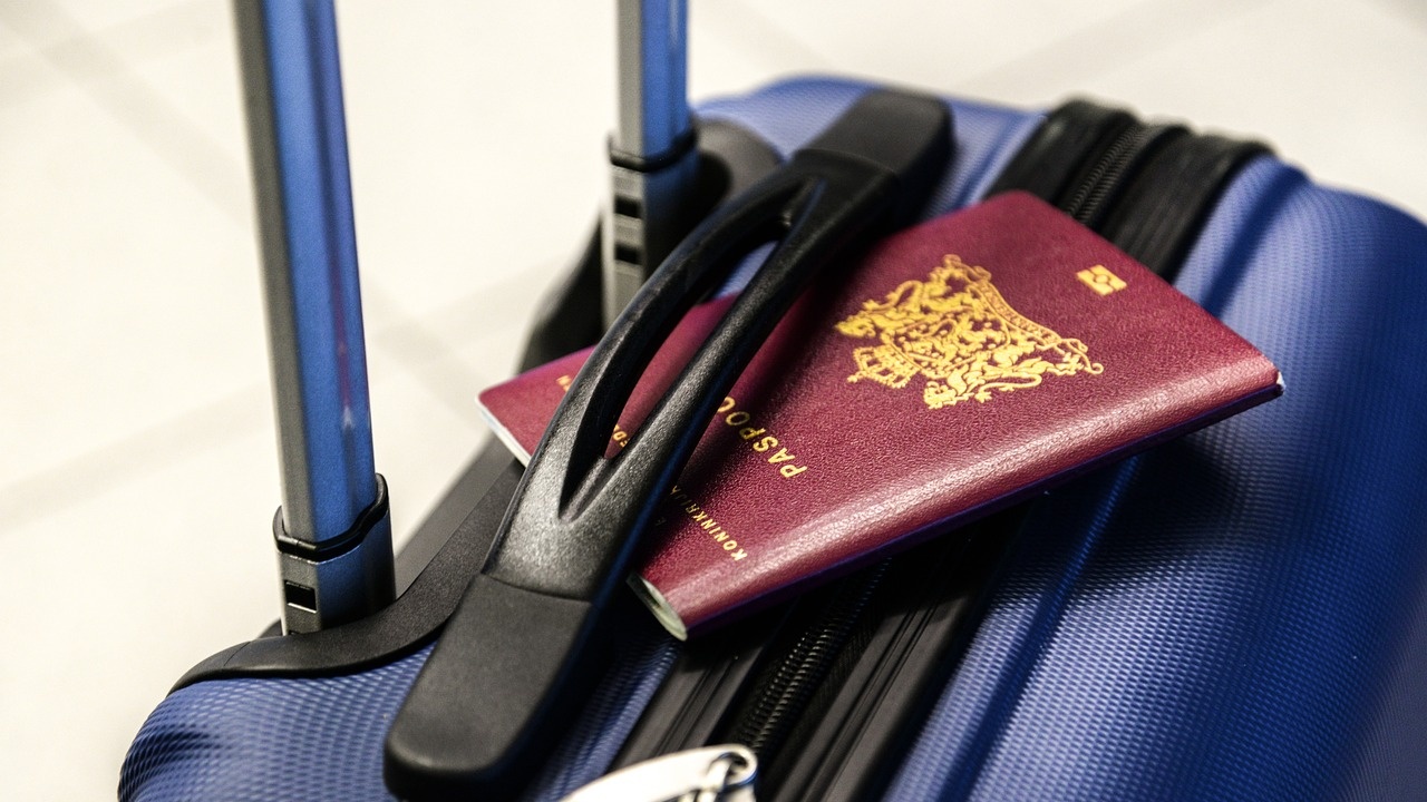 Руските граждани със забрана за пътуване в чужбина трябва да предадат паспортите си до пет дни