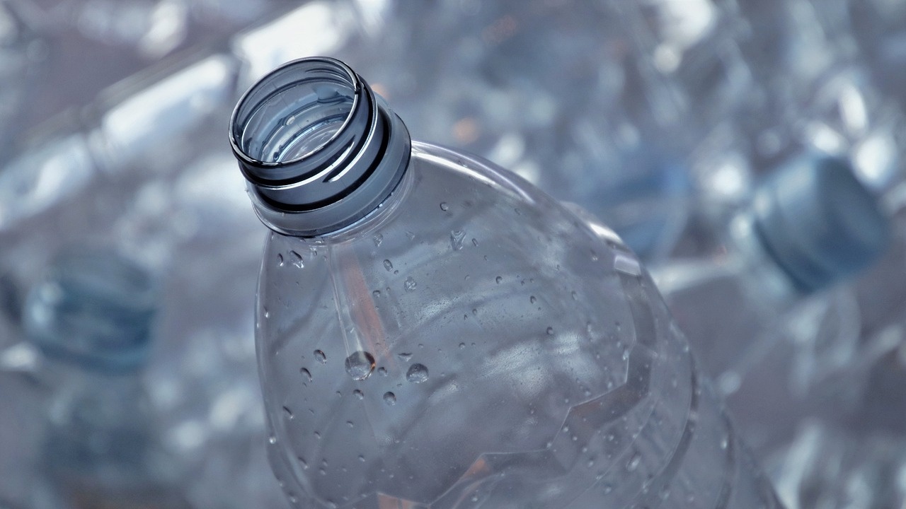 Учени превръщат пластмасови бутилки в ценни суровини