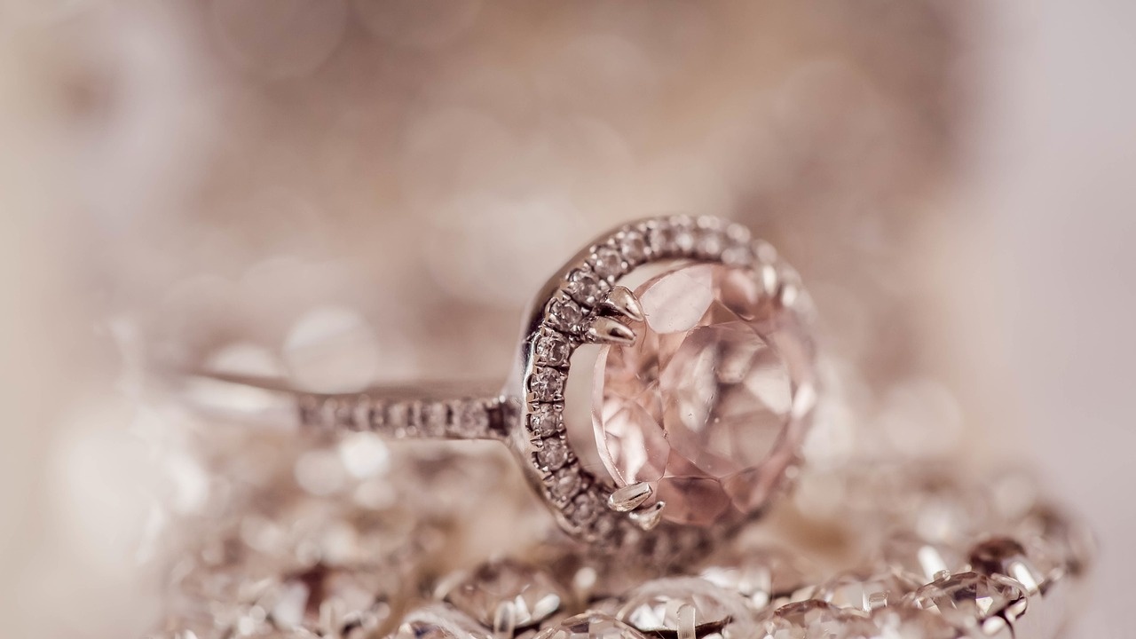 Изгубен пръстен за 750 000 евро откриха в прахосмукачка в парижкия "Риц"