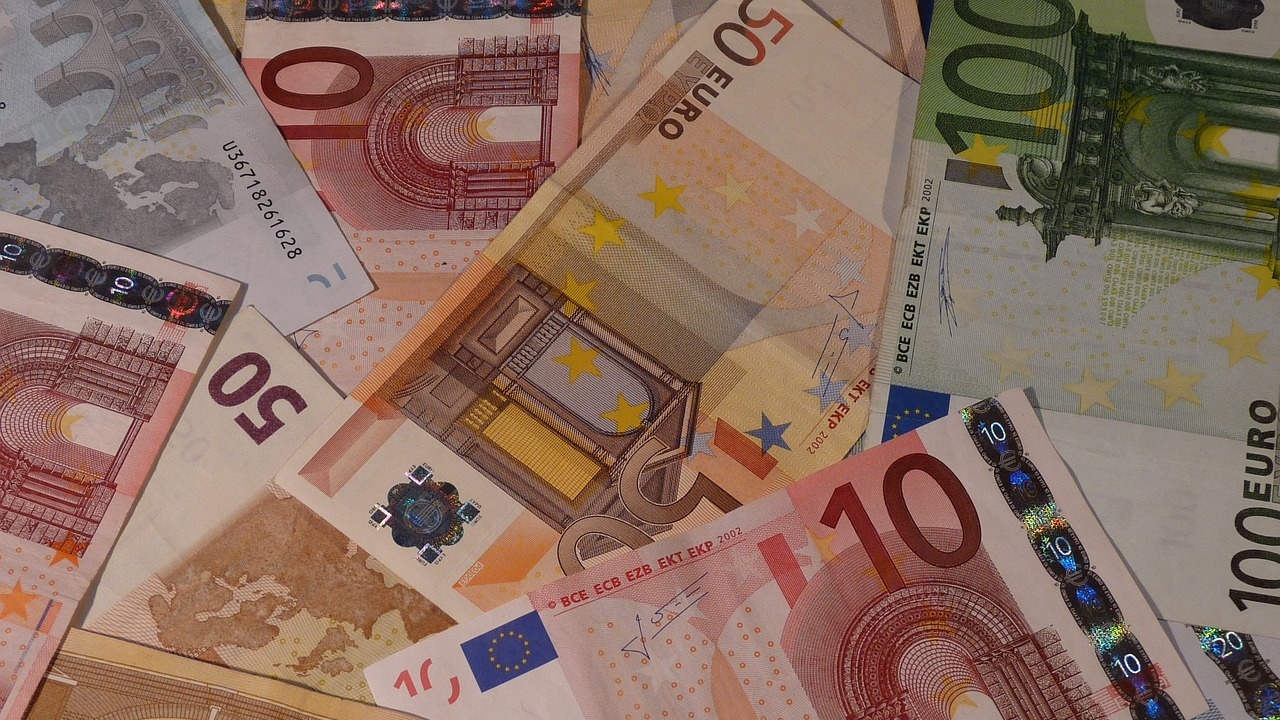 Еврото остава под 1,08 долара в междубанковата търговия