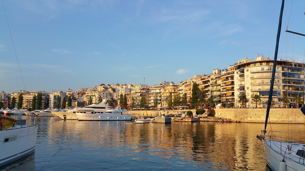 Бомба избухна близо до гръцкото пристанище Пирея