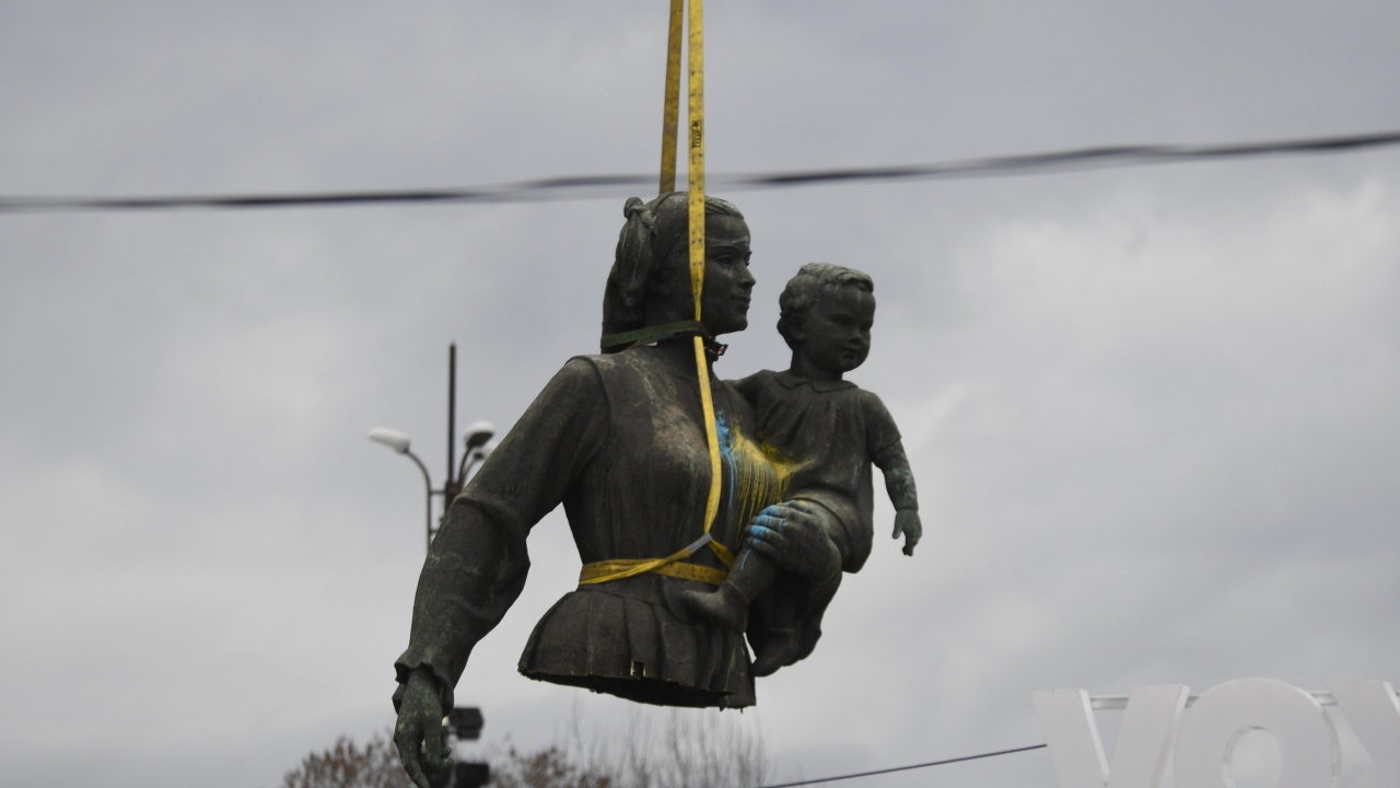 Демонтираха жената с детето от Паметника на Съветската армия