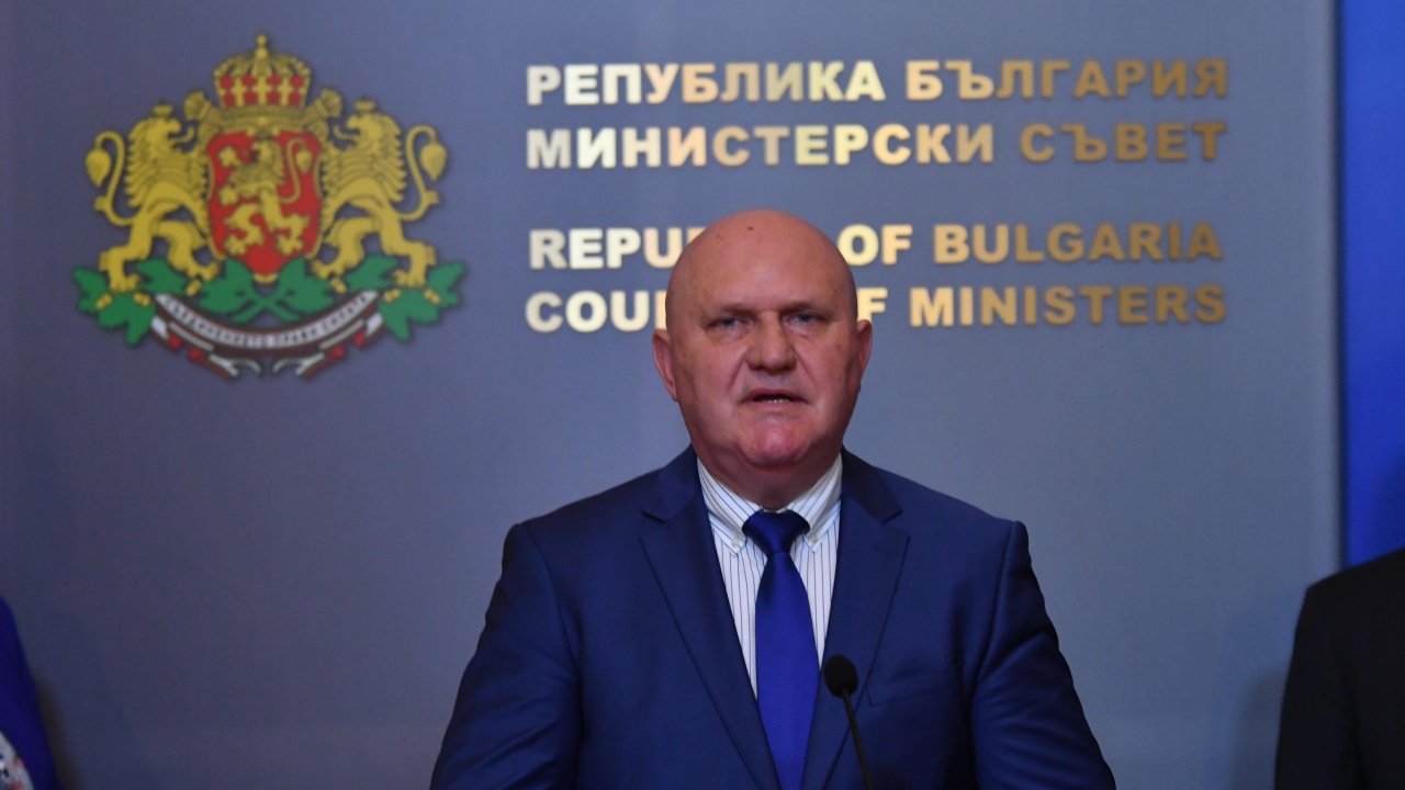Министър Цоков проверява случая с детето, живяло сред мишки в пристройка