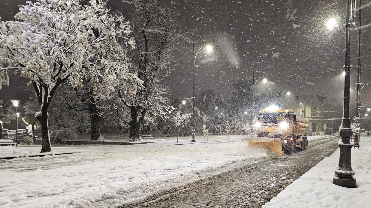 103 машини чистят снега в София, спряна е автобусна линия