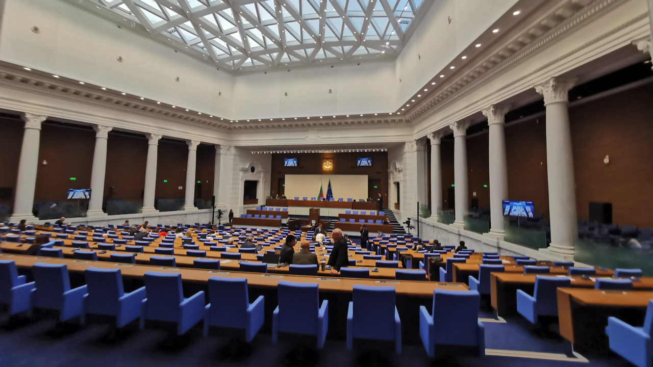 Промените в Конституцията: За депутат ще може да бъде избиран български гражданин, който има и друго гражданство